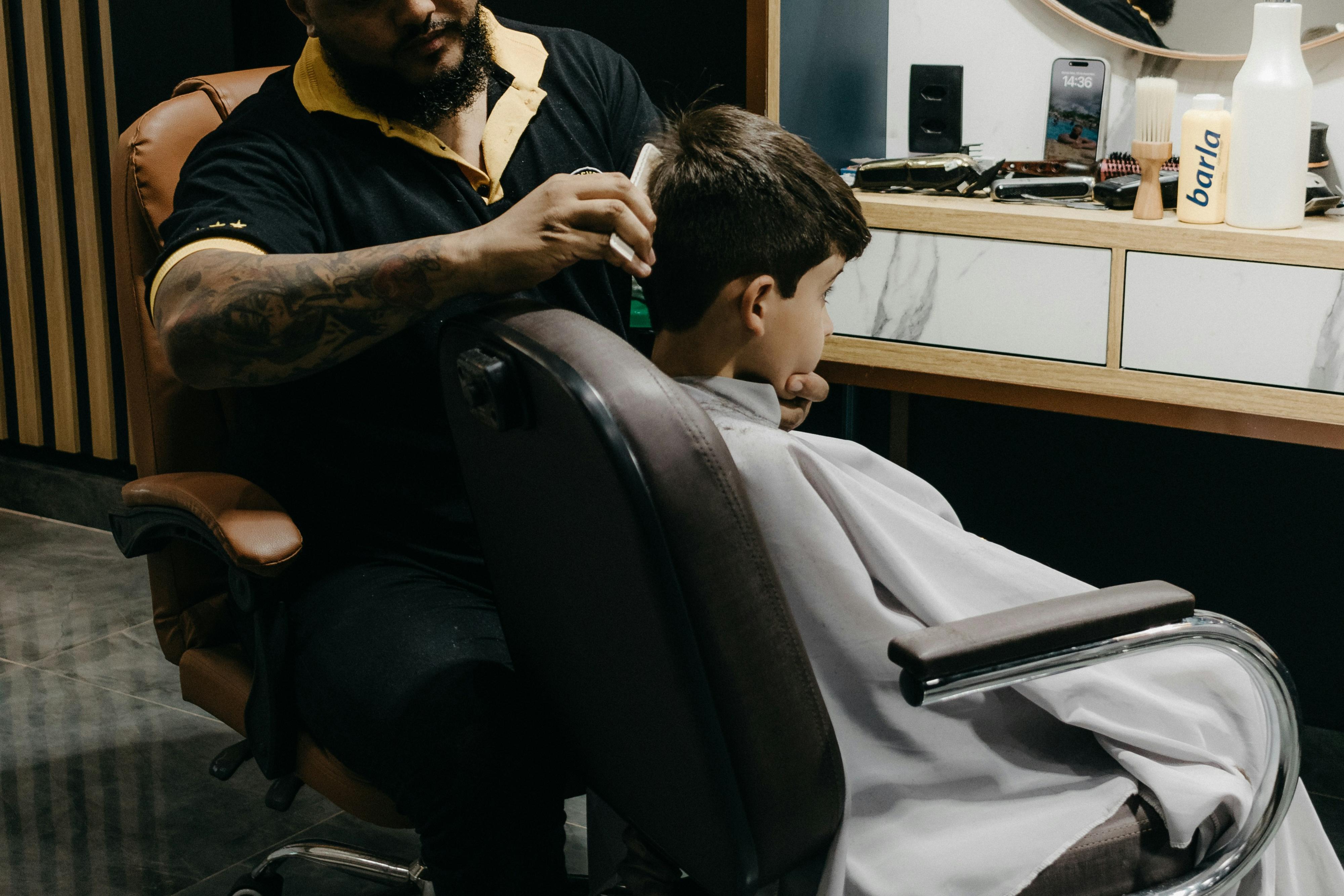 barbeiro cortando cabelo de criança, foto do unsplash