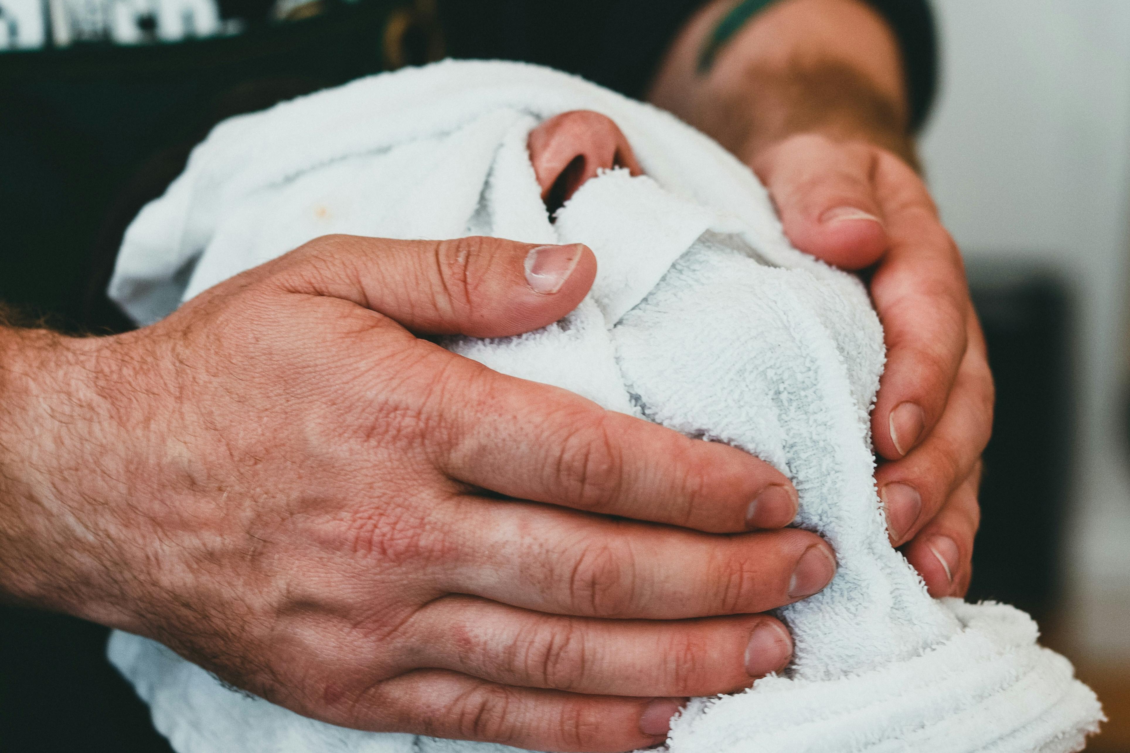 barbeiro fazendo lavagem facial em cliente, foto do unsplash
